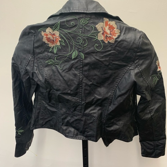 Beautiful Faux Leather Free People Feel - Picture 3 of 6